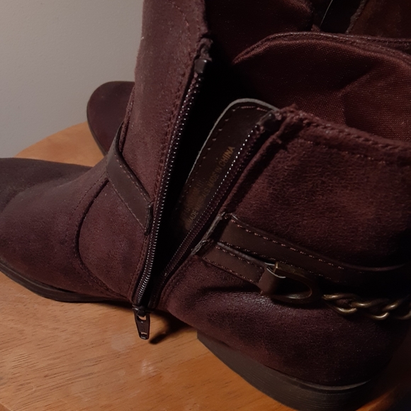 AD705 8-1/2 Bear Traps, Hilarie. Pre owned. Good shape. - Picture 7 of 8